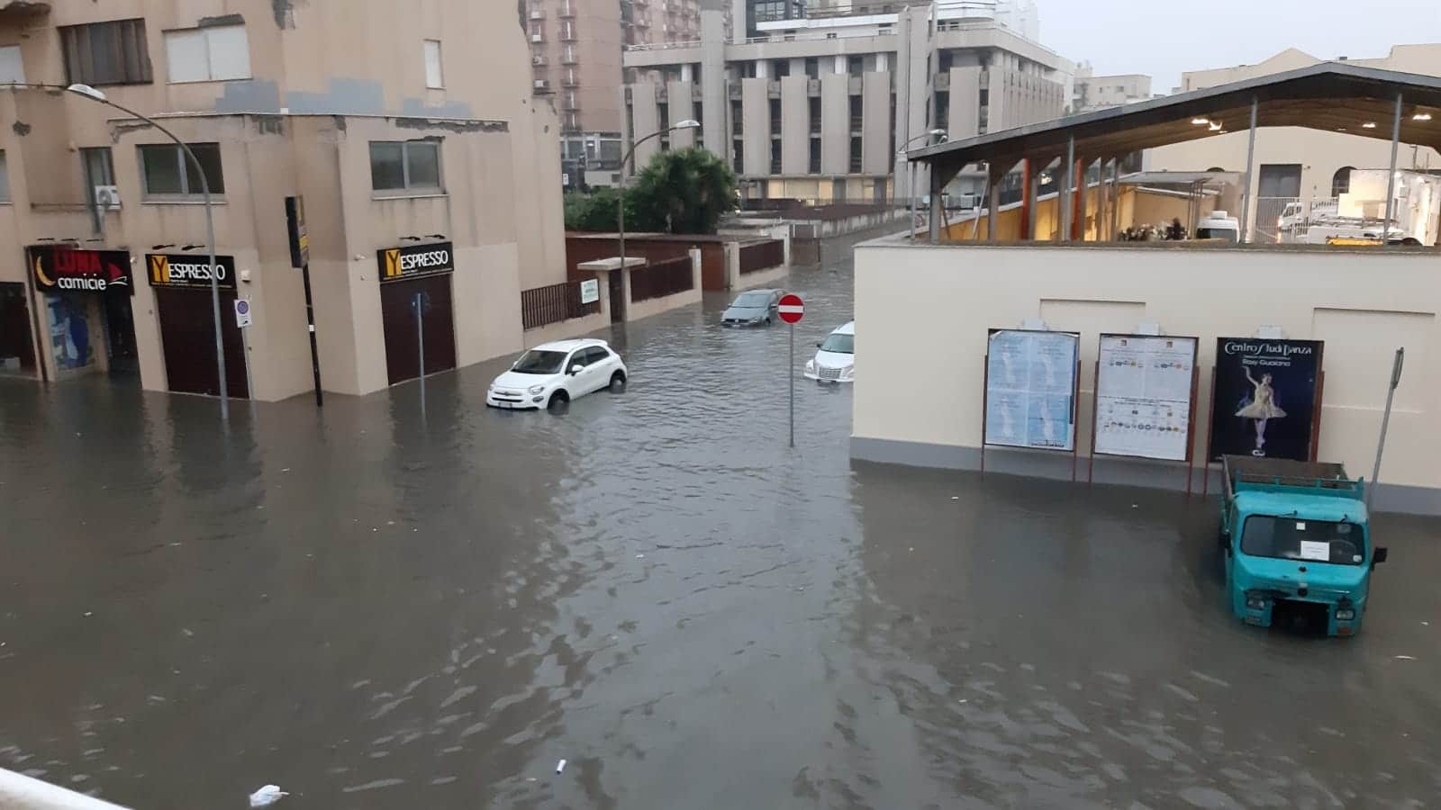 Violento temporale su Trapani, città sommersa dall’acqua: disposta la chiusura delle scuole – FOTO