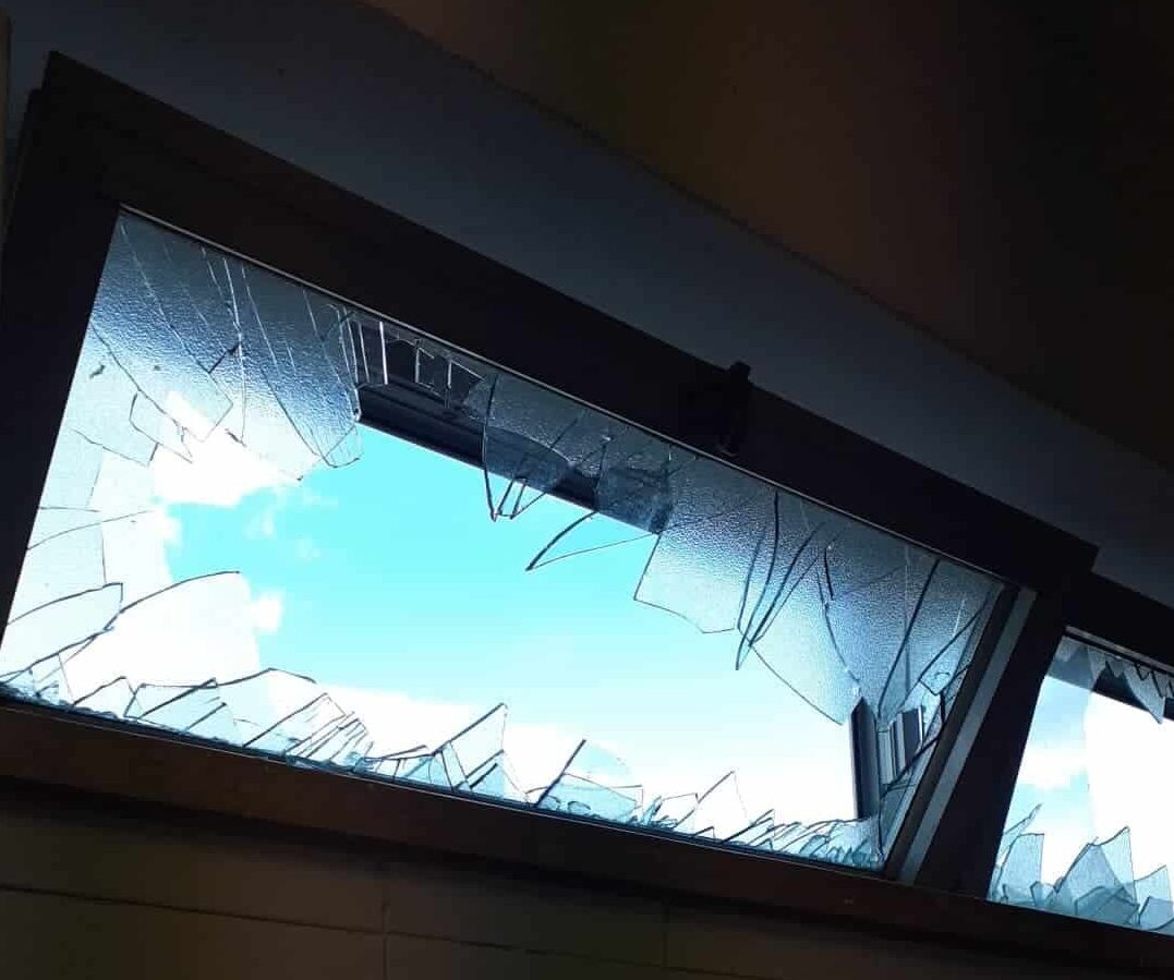 Quando il vandalismo diventa estremo: vetri rotti e circa 20 proiettili ritrovati davanti una scuola