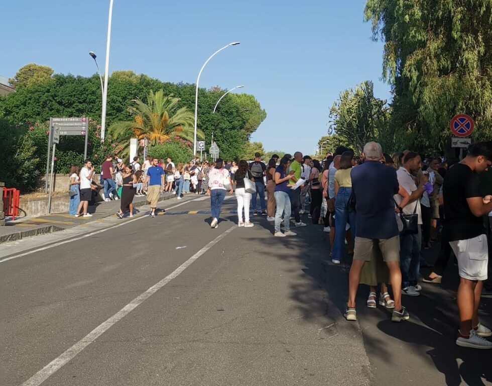 Catania, oggi il test di ammissione in Medicina: strade in tilt, studenti in attesa di svolgere la prova