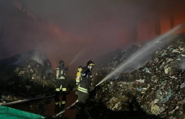 Maxi incendio sulla Catania-Gela, vigili del fuoco ancora al lavoro – LE FOTO