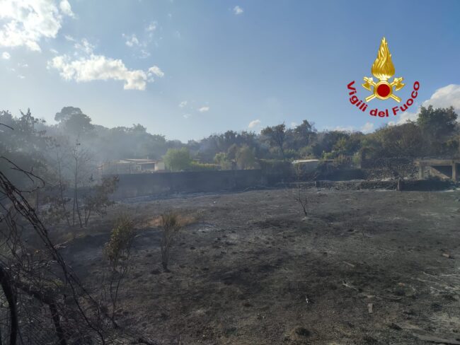 Inferno di fuoco nel Catanese: tutti gli interventi dei vigili del fuoco – FOTO