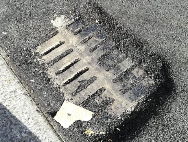 Tombini ostruiti dal manto stradale, a Catania scatta l’allarme: “Un pericolo per i prossimi nubifragi”