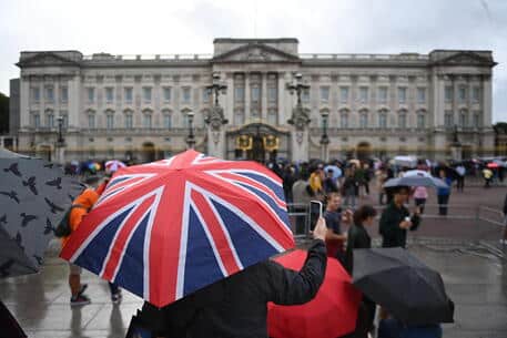Addio alla Regina Elisabetta II, folla in lacrime davanti Buckingham Palace canta “God Save the Queen”