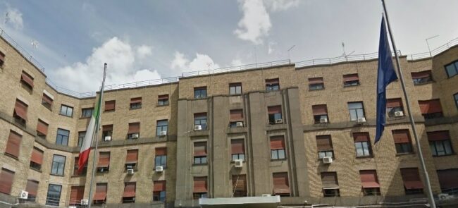 Lavoratori manifestano sul tetto dell’edificio della sede Anas di Palermo