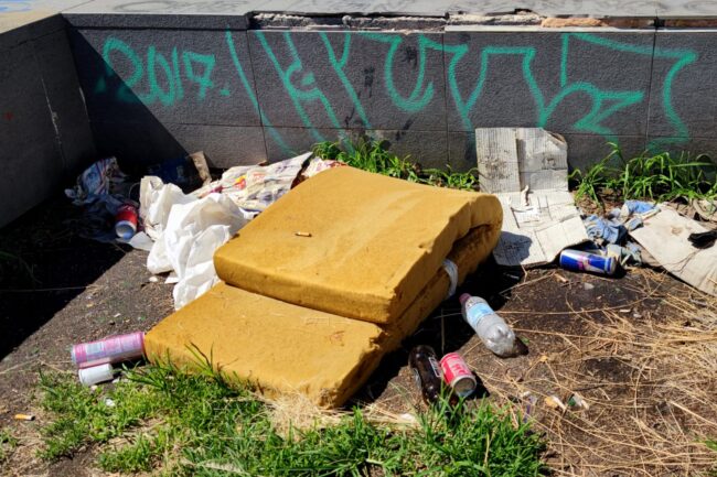 Piazza Europa tra atti di vandalismo e degrado, Cardello: “Senza i controlli fissi resterà terra di nessuno”