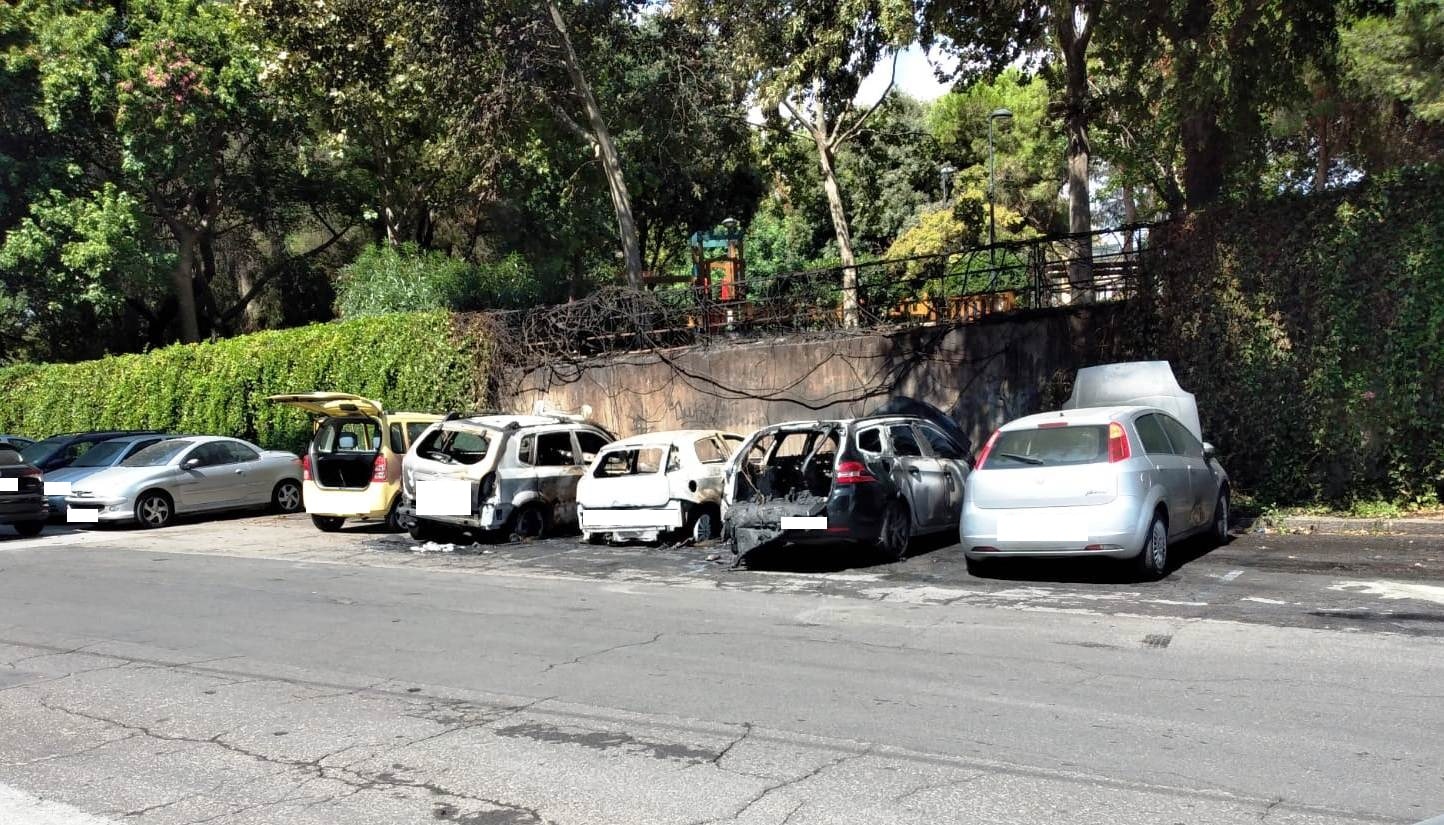 Auto incendiate e abbandonate in via Sassari, Comitato Vulcania: “Occupano spazio pubblico e inquinano”