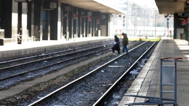 Muro di un immobile a rischio crollo vicino la stazione ferroviaria: proprietari diffidati a intervenire