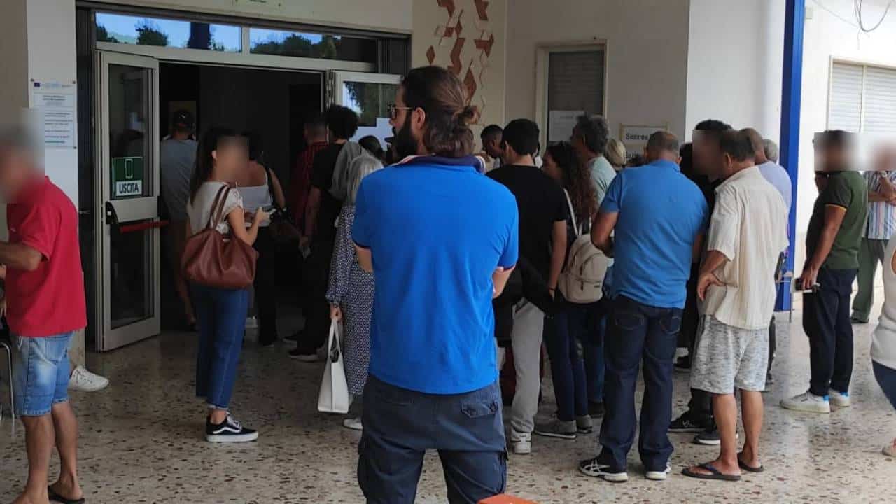 Caos ai seggi elettorali a Marina di Ragusa, ecco cosa sta accadendo