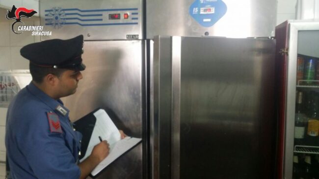 Cibi in cattivo stato di conservazione pronti per essere somministrati: chiuso un ristorante