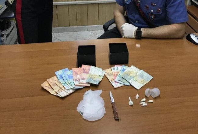 Agli arresti domiciliari aveva messo in piedi lo spaccio “take away”: beccato un pusher 54enne