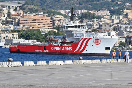 Messina, sbarcano al porto 402 migranti: sull’imbarcazione anche un cadavere