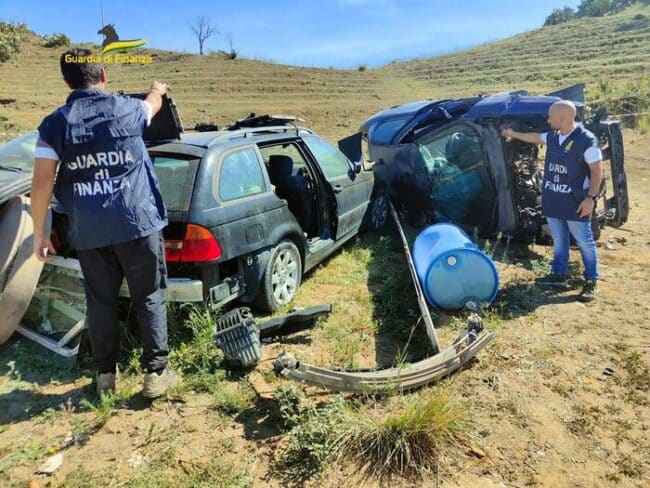 Sequestrata vasta area nel Catanese: adibita a deposito di auto da demolire e discarica