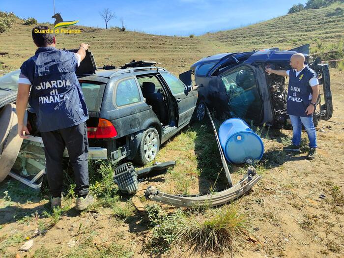 Sequestrata vasta area nel Catanese: adibita a deposito di auto da demolire e discarica