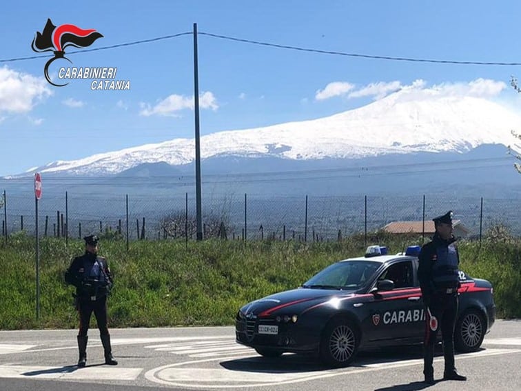 Rubano uno zaino ad un turista sull’Etna: arrestati due pregiudicati