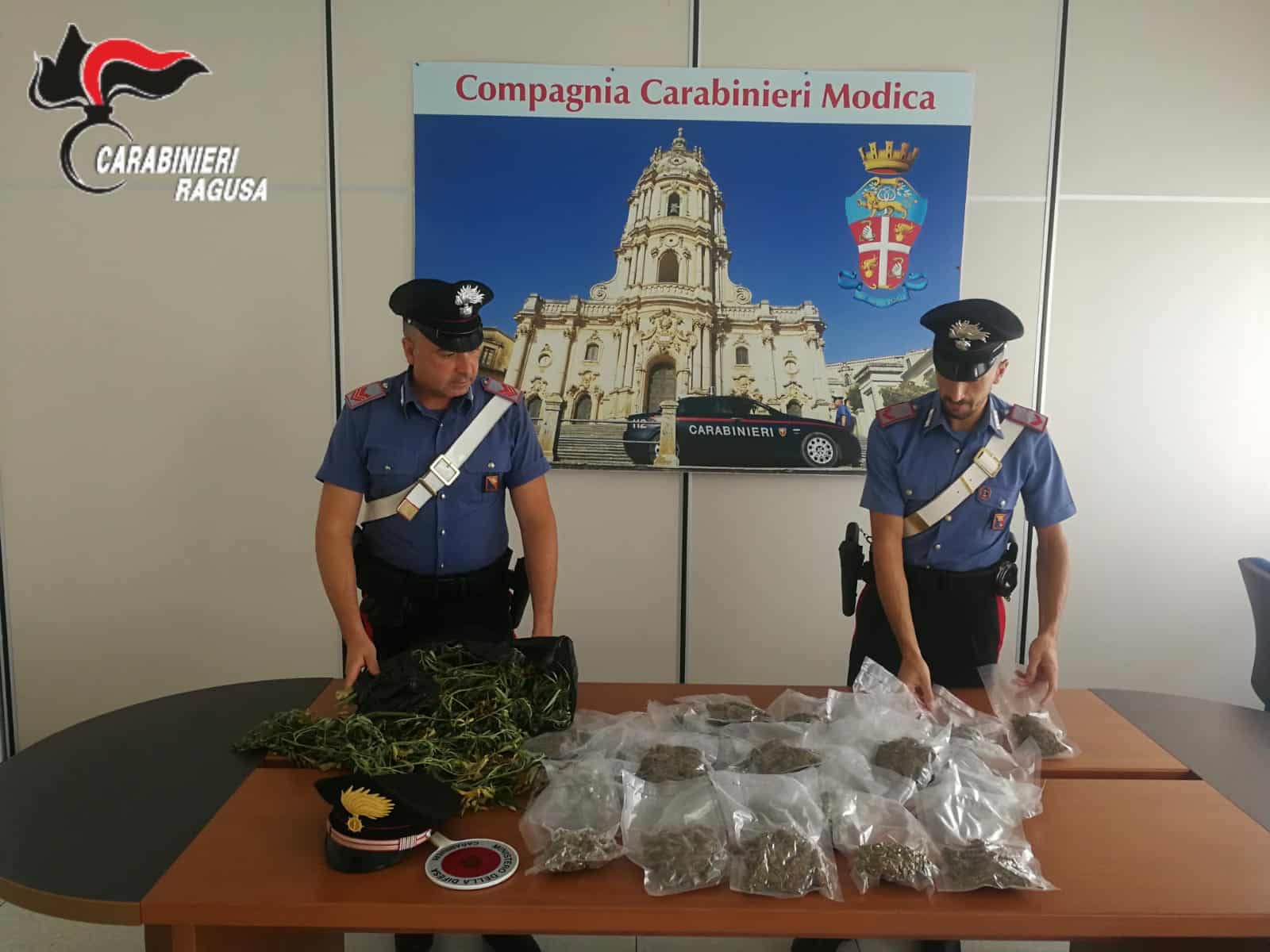 Arrestato pusher con oltre 2 chilogrammi di marijuana, denunciato anche il fratello