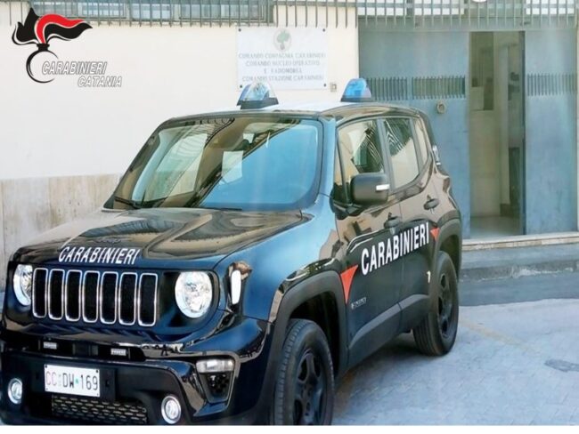 Follia nel Catanese, minorenne in giro contromano e senza casco con una mini moto: denunciati i genitori