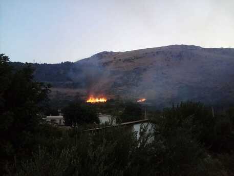 Inferno di fuoco nel Palermitano, minacciate diverse villette tra Cinisi e Carini