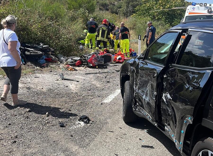 Incidente nel Catanese, due moto fuori strada dopo lo scontro con un’auto: due feriti