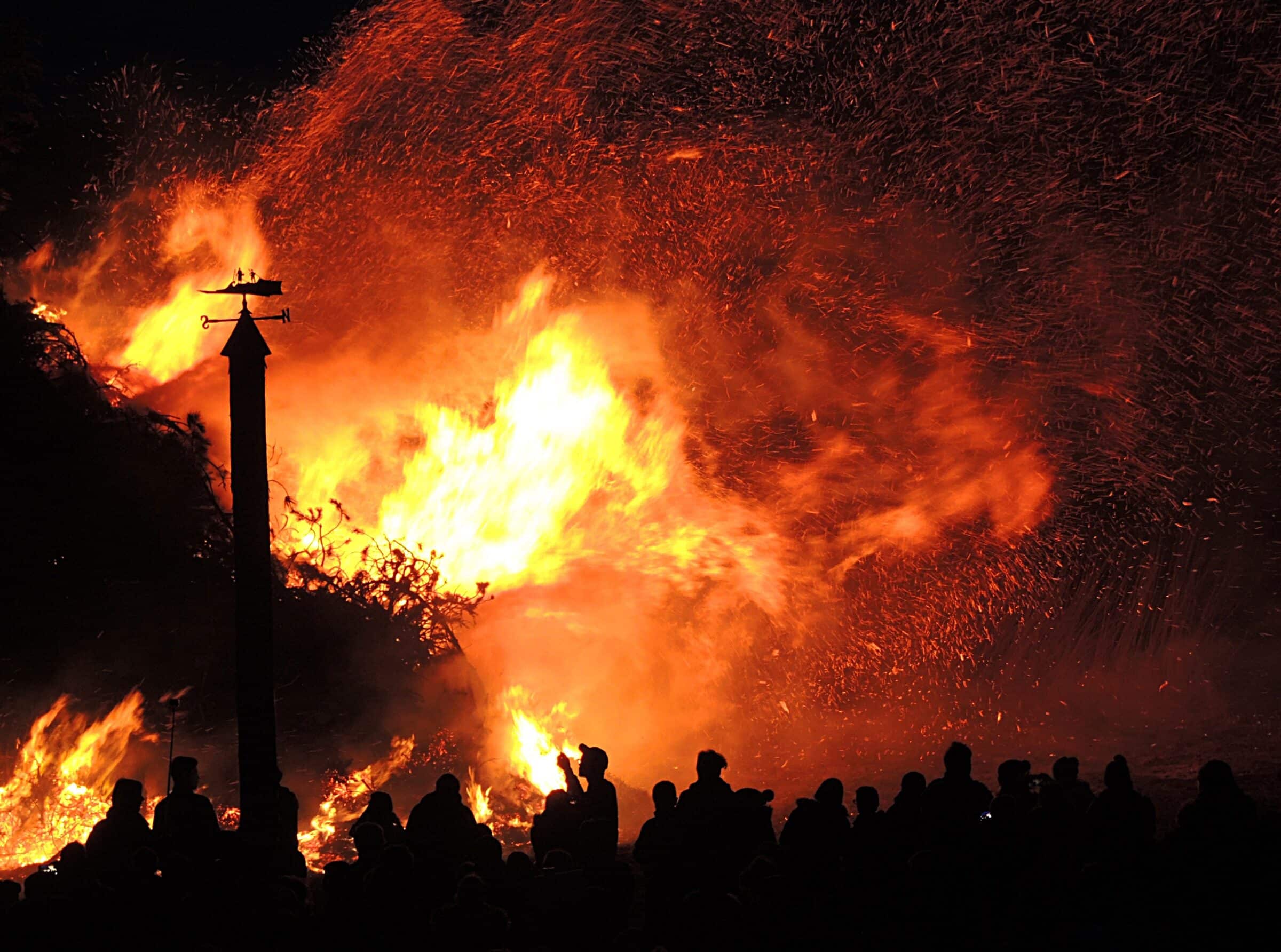 Paura nella notte a Balestrate, vasto incendio minaccia le abitazioni