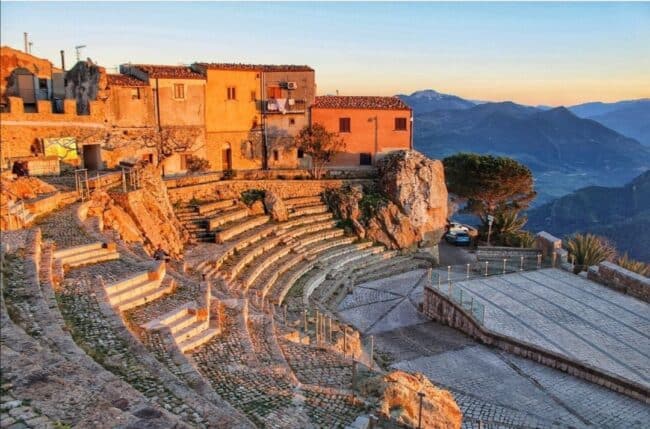 Tragedia a teatro, spettatore si accascia improvvisamente e muore: rappresentazione sospesa