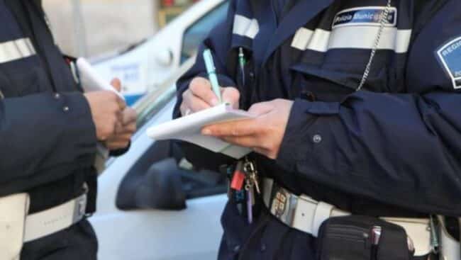 Si torna a scuola, caos nelle strade del centro: mezzi parcheggiati vicino curve o sui marciapiedi, aumentano le multe