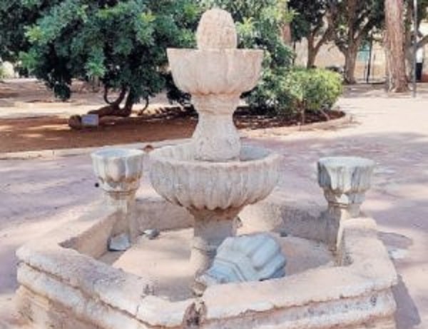Storica fontana di Villa Jolanda presa di nuovo di mira da alcuni vandali: distrutto uno dei vasi