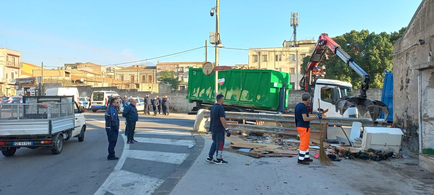 Catania, rimozione dell’occupazione di suolo pubblico in via Acquicella – FOTO e VIDEO