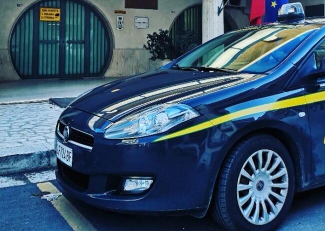 Sequestrata cisterna e carburante di un distributore del Trapanese