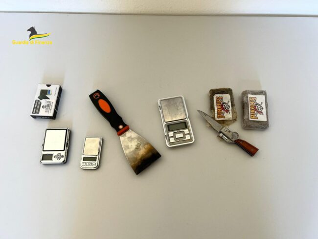 Beccato a cedere droga viene perquisito in casa e trovato in possesso di hashish: arrestato pusher
