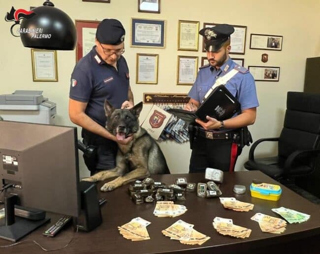Droga e contanti sotto il materasso del letto matrimoniale, arrestati due coniugi