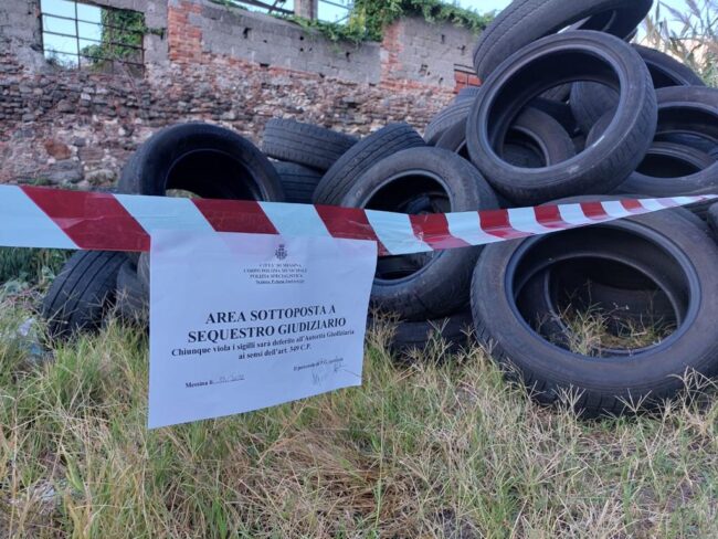 Di giorno vende frutta e di notte abbandona rifiuti nel torrente: residenti si “svegliano” con montagna di pneumatici