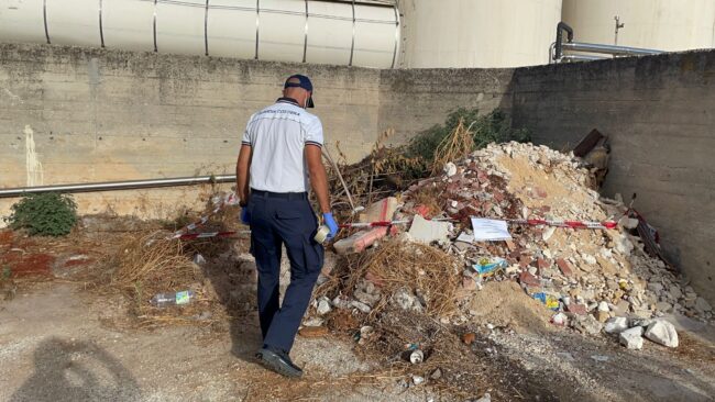 Sequestrata ampia discarica abusiva, contestate numerose irregolarità e rinvenuti rifiuti di diversa natura