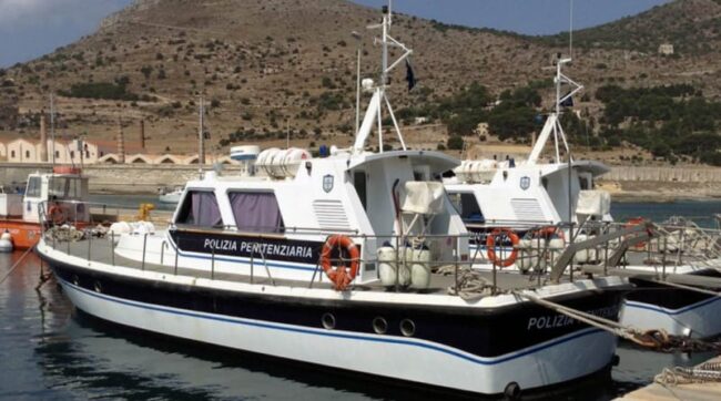 Modifica orari e soppressione aliscafi per Favignana, scatta la protesta della Polizia penitenziaria