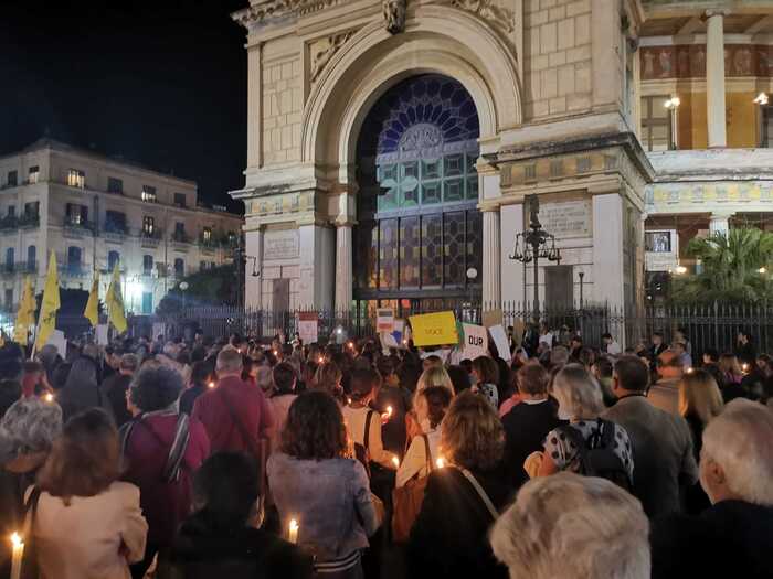 Flash mob in piazza Politeama a Palermo a sostegno del popolo iraniano contro gli ayatollah