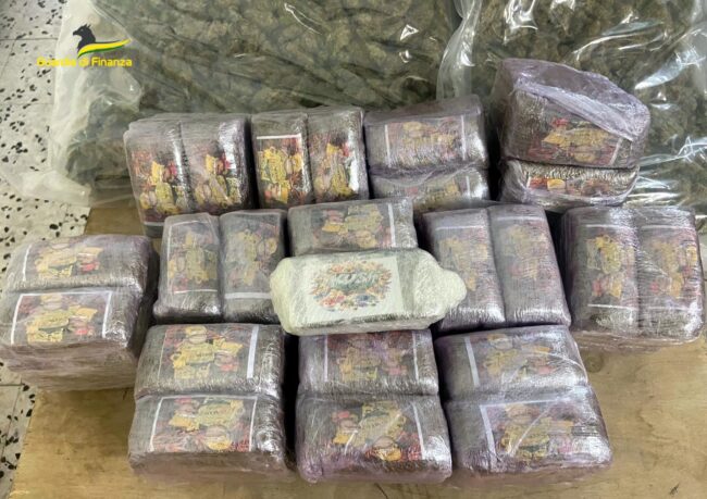 Arrestato un corriere nel Catanese: trovati nel suo tir 21 chili di droga – VIDEO