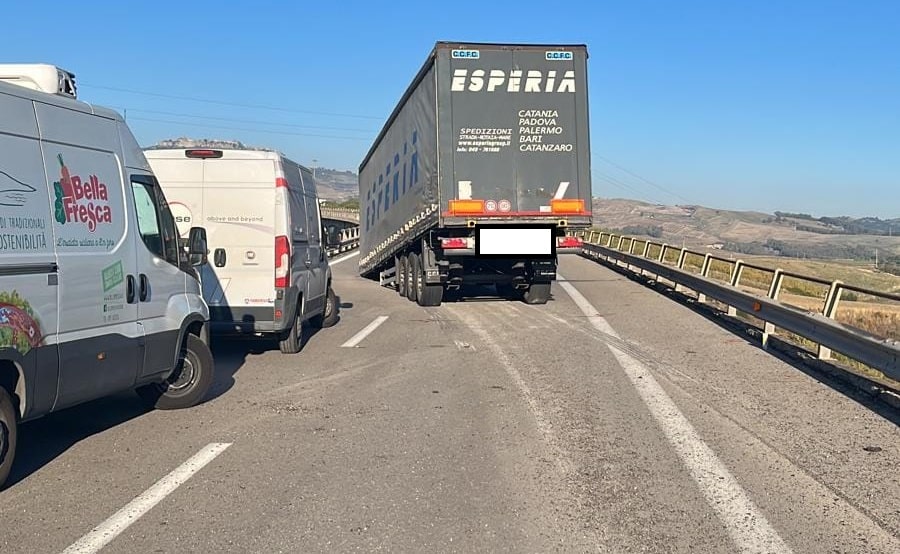 Caos lungo la A19 Catania-Palermo, tir perde rimorchio: traffico paralizzato, automobilisti in tilt