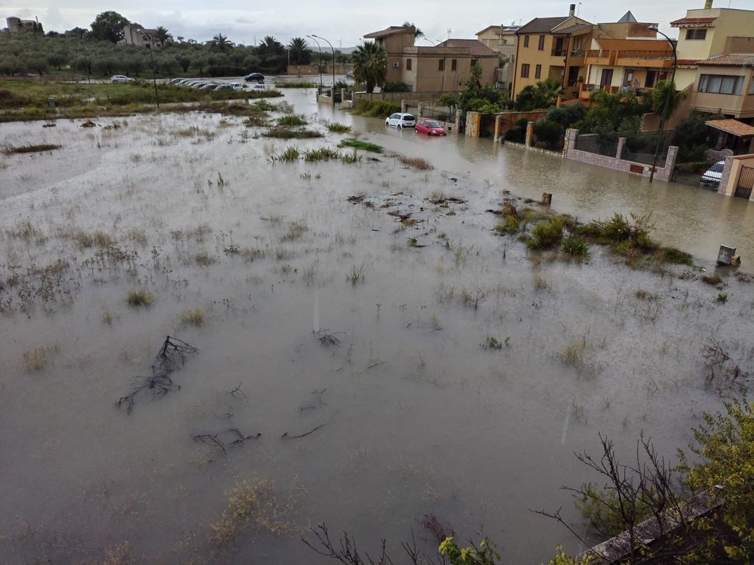 Maltempo in Sicilia, cede una palazzina e viene evacuata: 3 famiglie messe in salvo