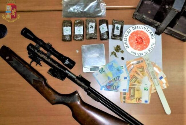 Droga di tutti i “gusti” e una carabina rinvenuti nell’abitazione di un 45enne di Gela: arrestato