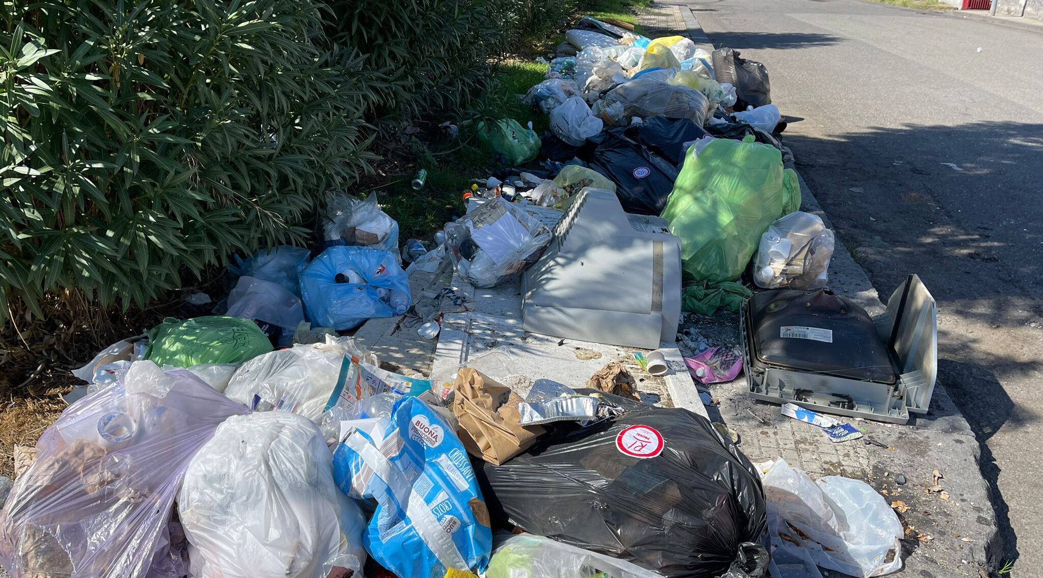Riposto, decisione drastica del sindaco: bloccata la raccolta dei rifiuti indifferenziati