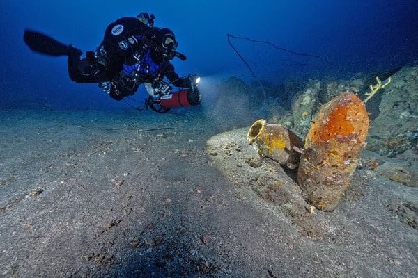 Sorpresa nei fondali di Pantelleria, individuate oltre 300 anfore di età punica: erano a 130 metri di profondità