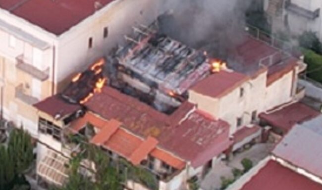 Fiamme in un’abitazione, distrutto tetto e gattino morto carbonizzato