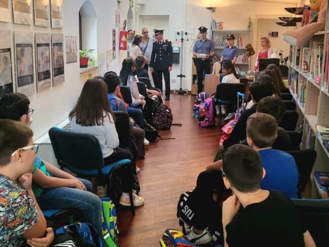 L’Arma dei carabinieri sostiene le biblioteche per ragazzi di Palermo con la donazione di fumetti e libri