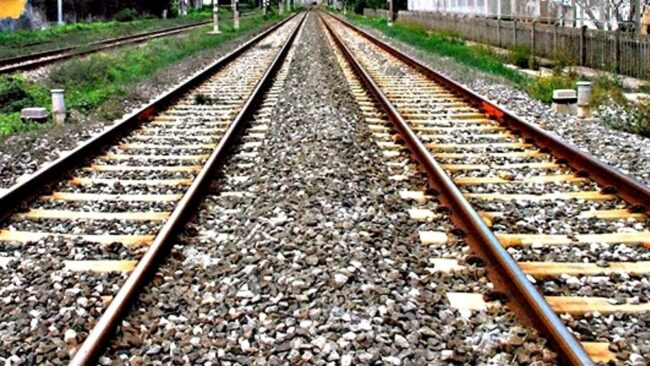Fugge dai carabinieri e finisce sotto un treno: morto un 17enne