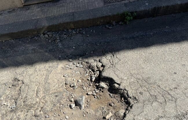 Giarre, è di nuovo emergenza buche. Barbagallo: “Sollecitato gli interventi nei tratti stradali più a rischio”