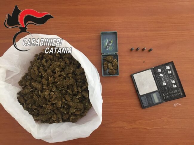 Nascondeva gelosamente 300 grammi di marijuana nel comodino di casa: nei guai un 38enne