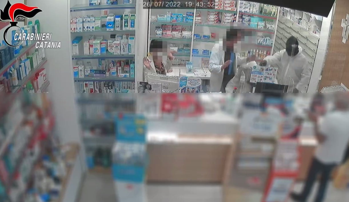 Rapinano una farmacia nel Catanese: due 45enni incastrati dalle telecamere – VIDEO