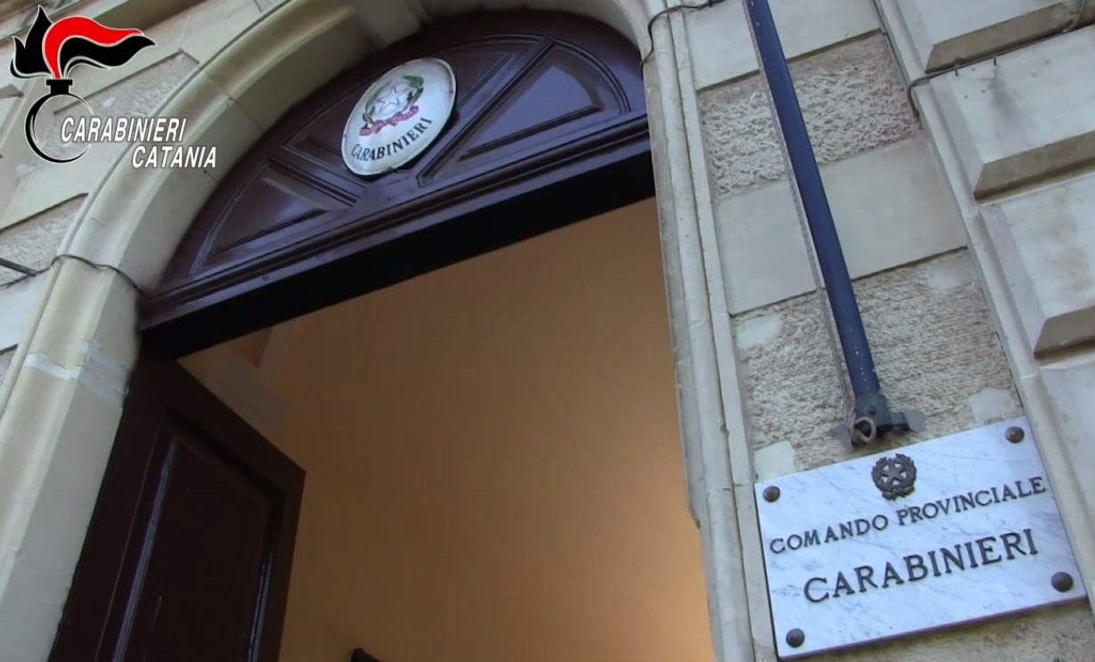 Catania, pistola nel peluche della figlia e appunti con nomi e cifre: arrestato pusher