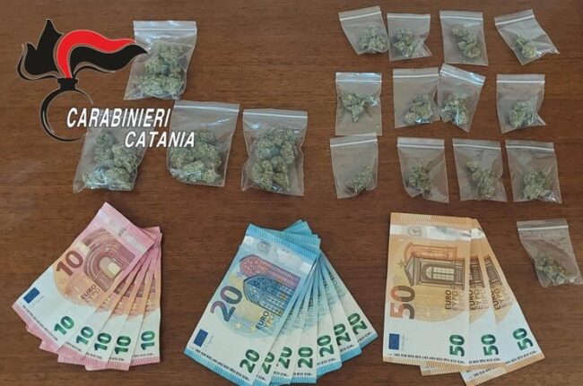 Spacciava direttamente dalla propria auto: 47enne catanese ai domiciliari