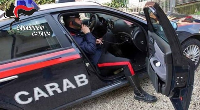Catania, tenta di sfondare la porta di casa per aggredire la compagna: arrestato 32enne