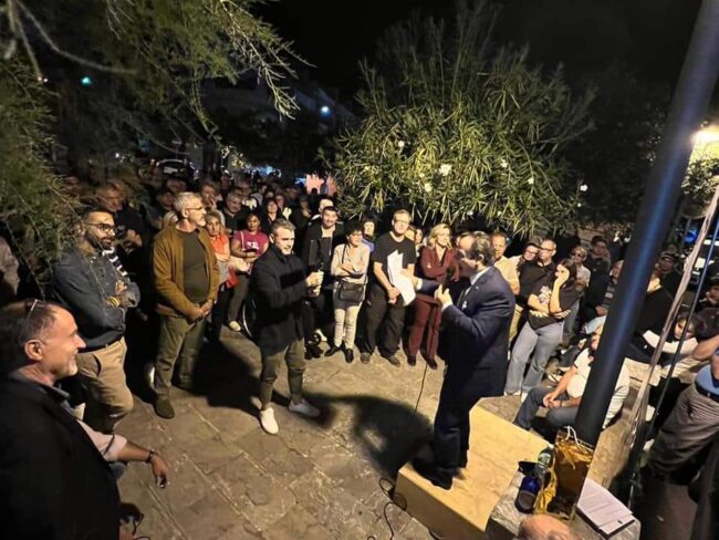 De Luca fa tappa a Taormina e incontra la comunità: “Il nemico da combattere in questa città non sono io”
